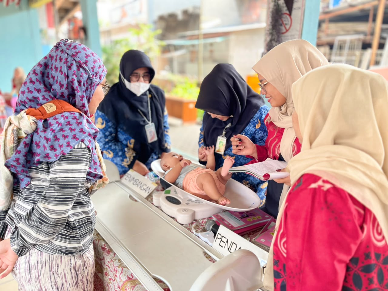 Pelaksanaan Posyandu Balita dan Lansia RW 010 Penguatan Layanan Kesehatan Dasar dan Pemberdayaan Masyarakat di Pademangan Timur 3