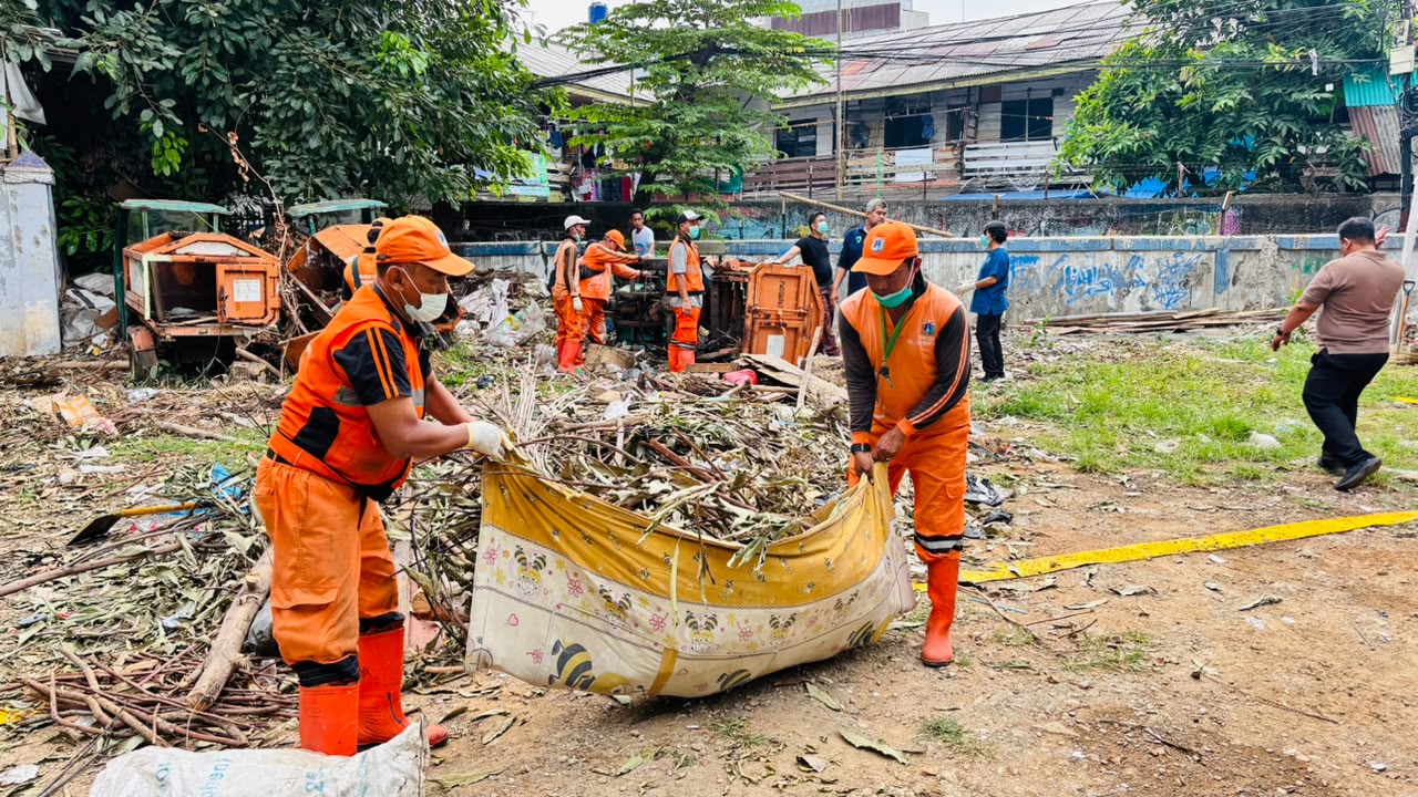 PPSU Kelurahan Pademangan Barat Melakukan Aksi Giat Kerja Bakti Bersihkan Lahan di Samping RSUD Pademangan, Wujudkan Lingkungan Bersih dan Sehat 6