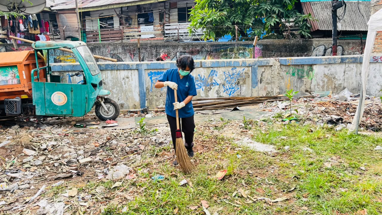 PPSU Kelurahan Pademangan Barat Melakukan Aksi Giat Kerja Bakti Bersihkan Lahan di Samping RSUD Pademangan, Wujudkan Lingkungan Bersih dan Sehat 4