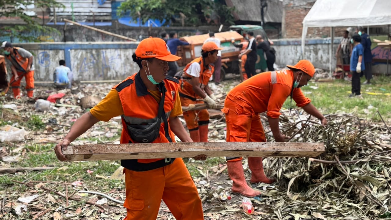 PPSU Kelurahan Pademangan Barat Melakukan Aksi Giat Kerja Bakti Bersihkan Lahan di Samping RSUD Pademangan, Wujudkan Lingkungan Bersih dan Sehat 1