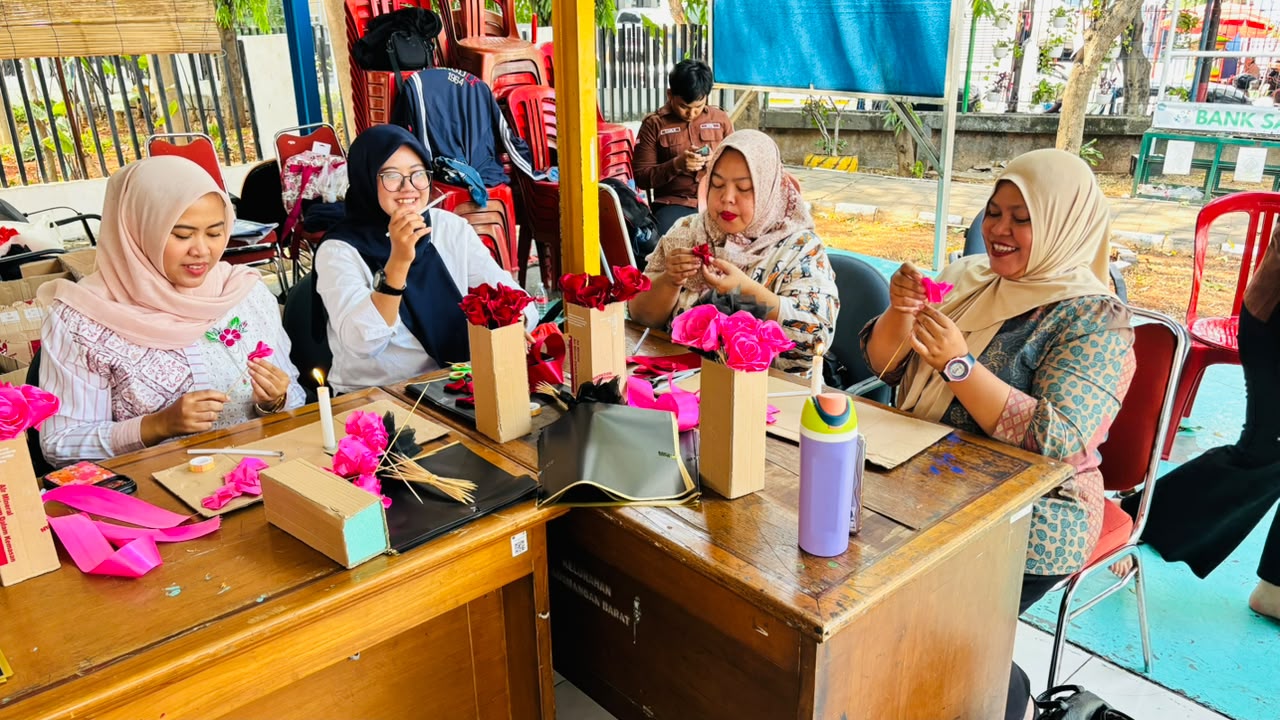 Pelatihan Pembuatan Buket Kreatif Dorong Tumbuhnya Industri Kreatif di Kelurahan Pademangan Barat 3