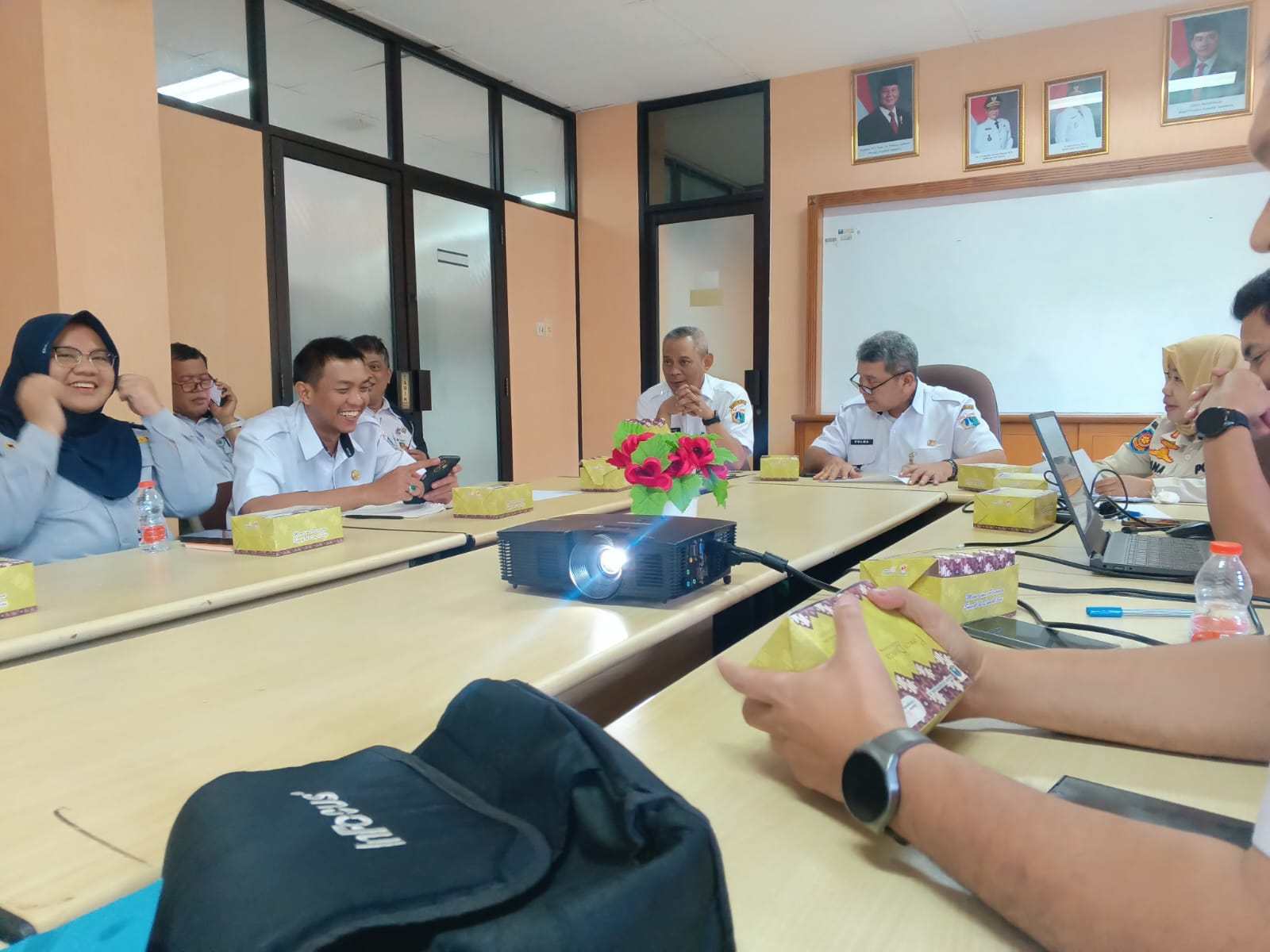 Menghadiri Rapat Terkait Perlombaan Menyambut HUT RI 81. Diruang aula lt.2 kec.pademangan. 2