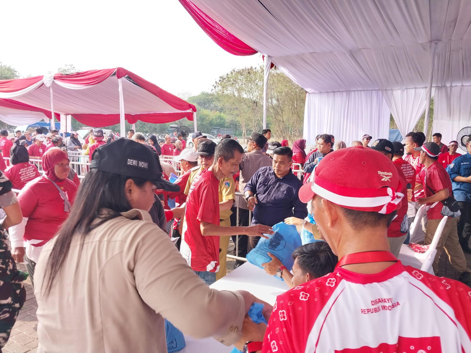Pesta Rakyat, Warga Pademangan Barat Terima Bantuan Sembako 4