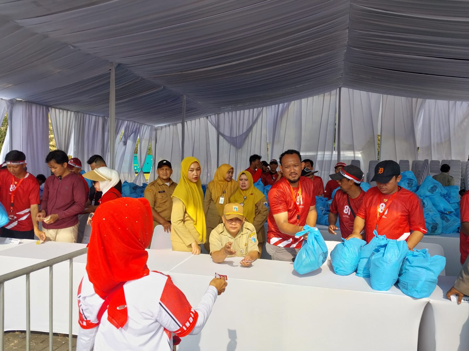 Pesta Rakyat, Warga Pademangan Barat Terima Bantuan Sembako 1