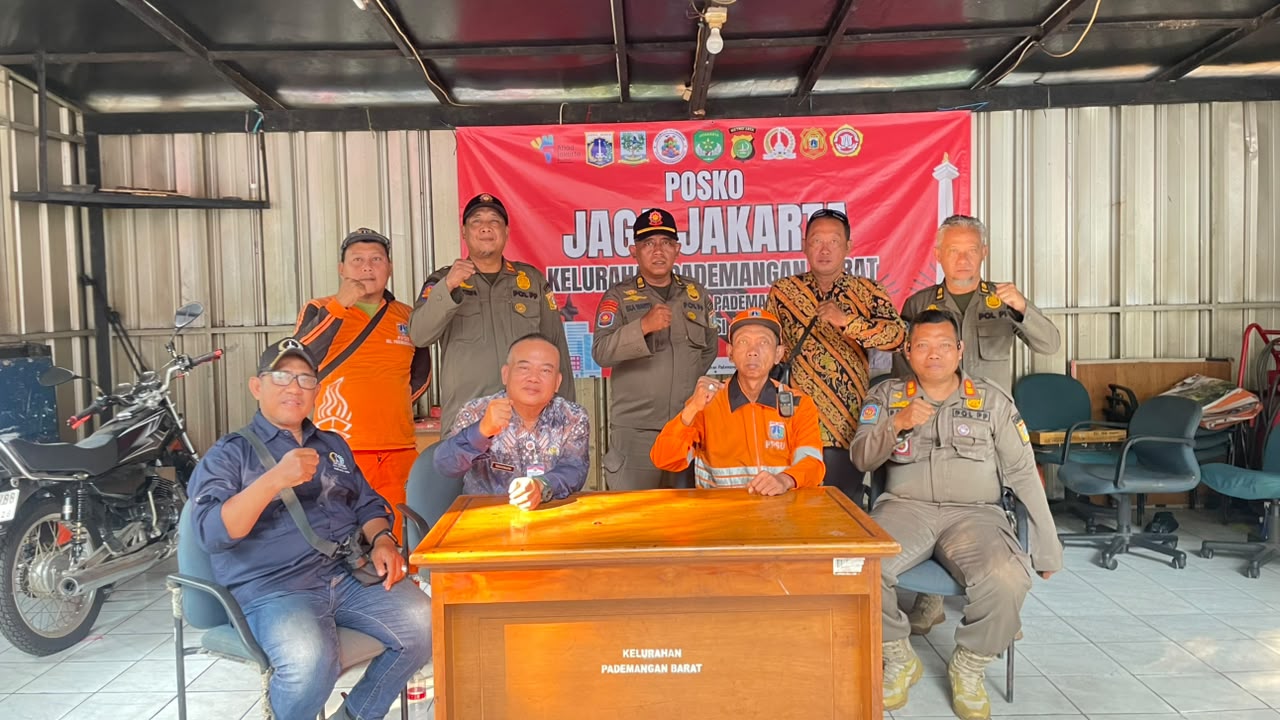Piket Posko Jaga Jakarta di Kantor Kelurahan Pademangan Barat 1
