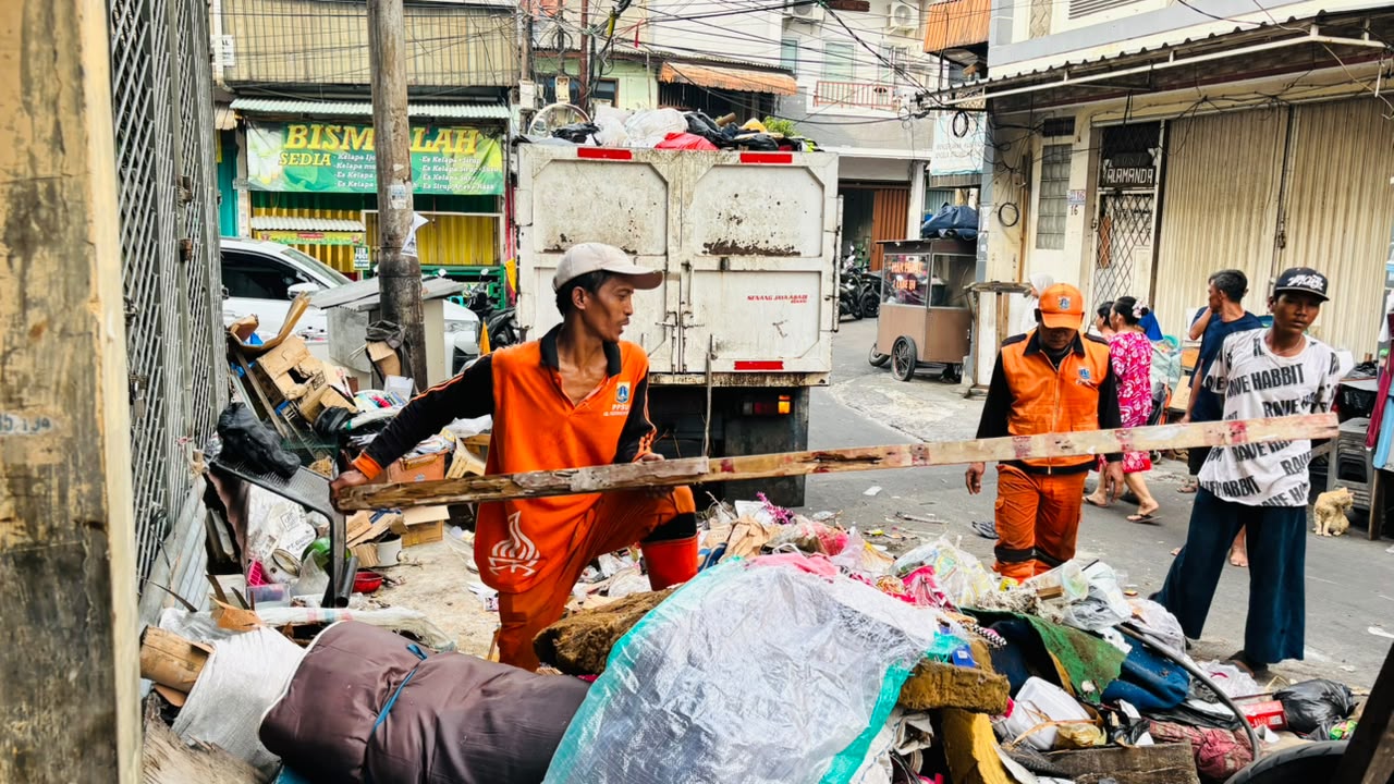 Kerja Bakti di RW 05 dan RW 011 Kelurahan Pademangan Barat, Perkuat Kolaborasi Pemerintah dan Warga 2