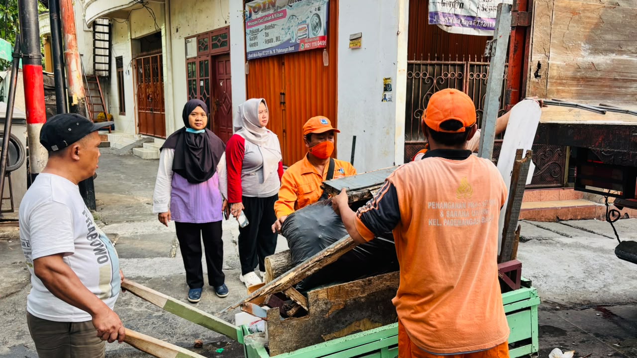 Kerja Bakti di RW 05 dan RW 011 Kelurahan Pademangan Barat, Perkuat Kolaborasi Pemerintah dan Warga 4
