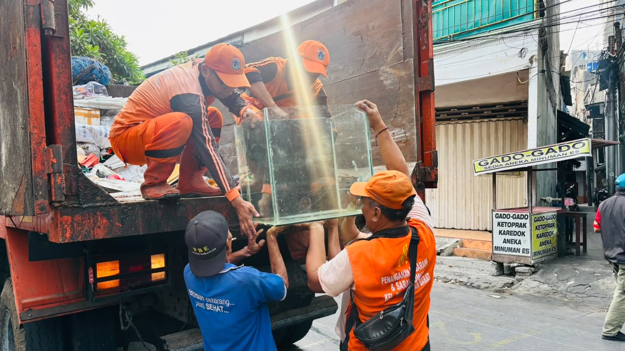 Kerja Bakti di RW 05 dan RW 011 Kelurahan Pademangan Barat, Perkuat Kolaborasi Pemerintah dan Warga 5