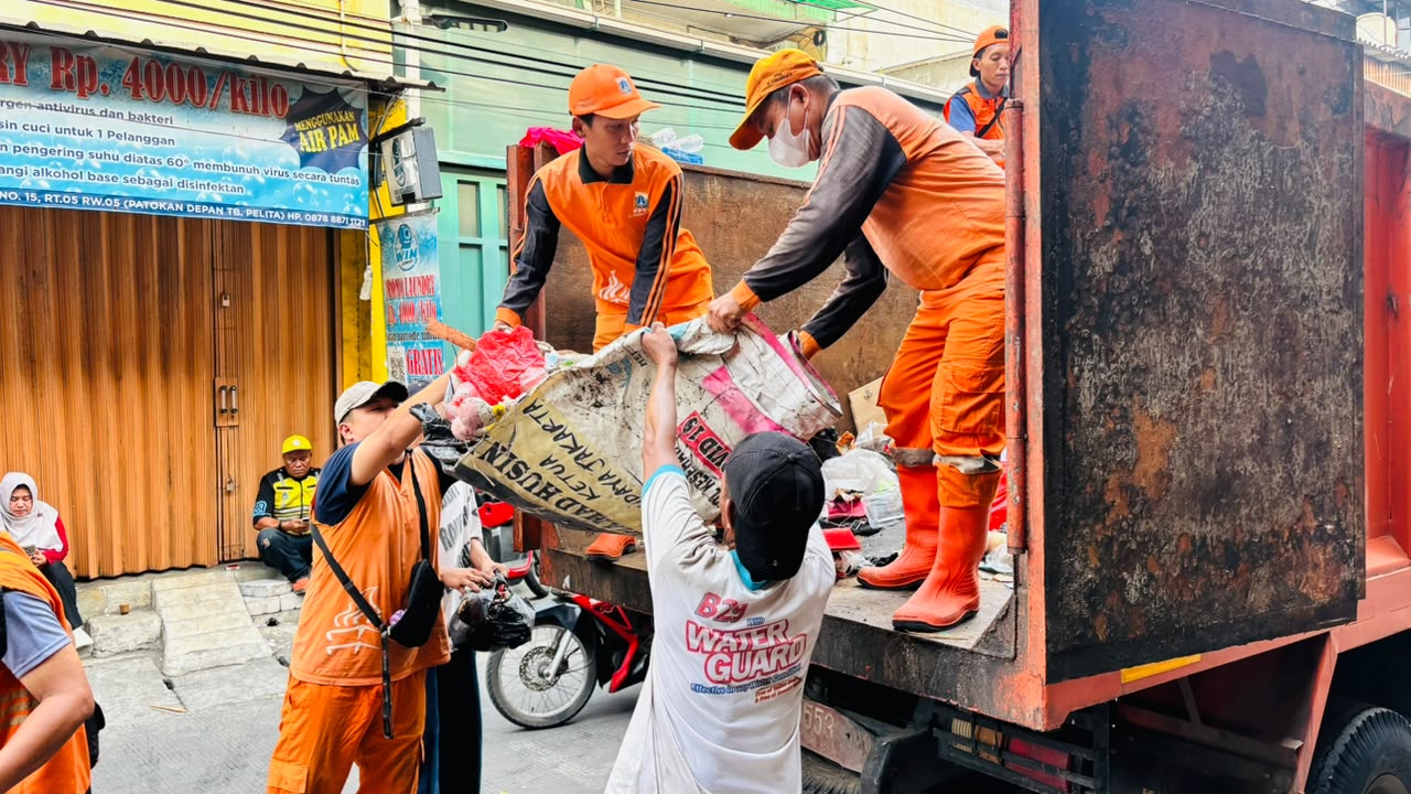 Kerja Bakti di RW 05 dan RW 011 Kelurahan Pademangan Barat, Perkuat Kolaborasi Pemerintah dan Warga 3