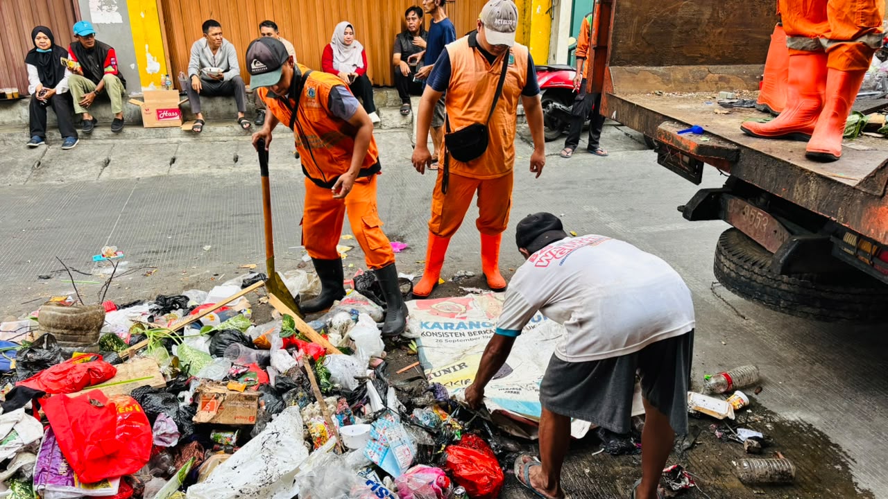 Kerja Bakti di RW 05 dan RW 011 Kelurahan Pademangan Barat, Perkuat Kolaborasi Pemerintah dan Warga 1