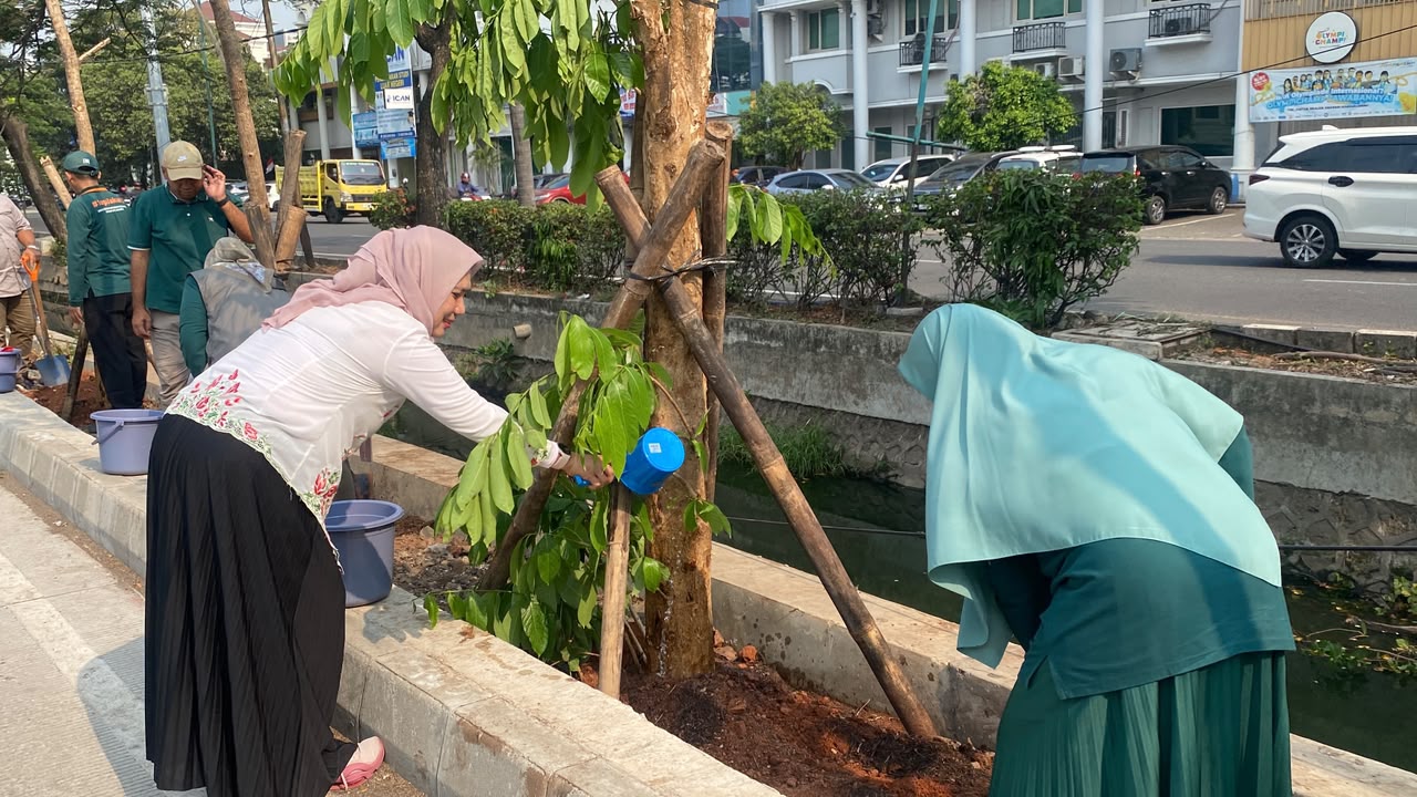 Jumat Menanam di Pegangsaan Dua, Sudin Tamhut Jakarta Utara Tanam 10 Pohon Pelindung 1