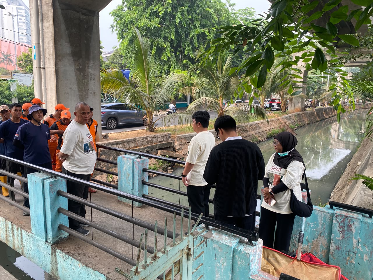 Sudin KPKP Jakarta Utara Gelar Operasi Penangkapan Ikan Sapu-Sapu di Kali Nias Raya Pegangsaan Dua 3