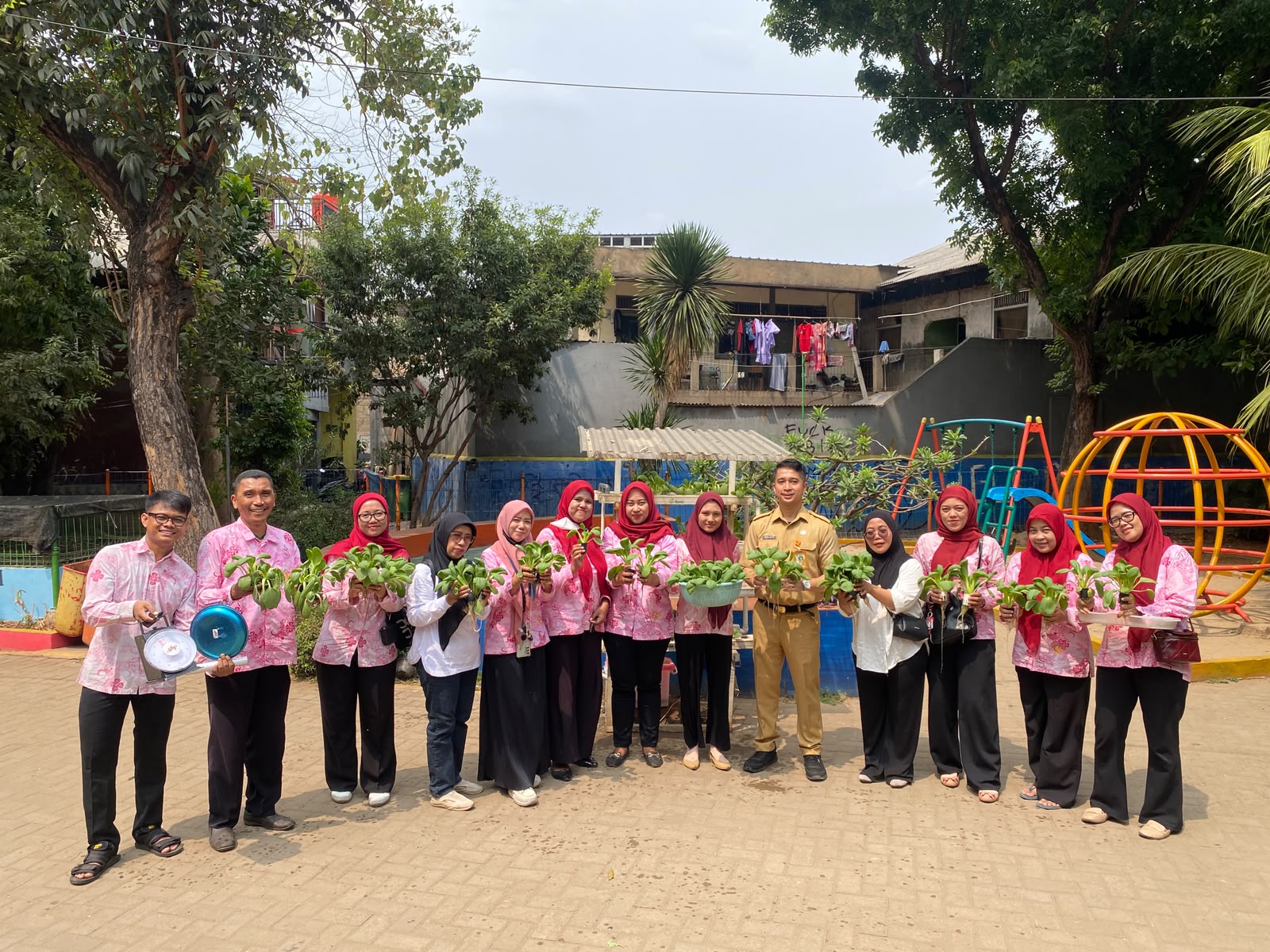 Panen Bersama di Tiga Lokasi, Pegangsaan Dua Perkuat Ketahanan Pangan melalui Urban Farming 1