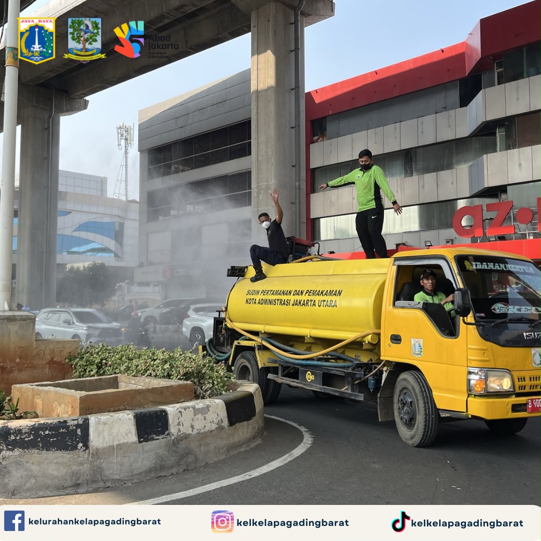 Giat Penyemprotan Wilayah Kelurahan Kelapa Gading Barat Upaya Mengurangi Dampak Debu Vulkanik dan Polusi Udara 1
