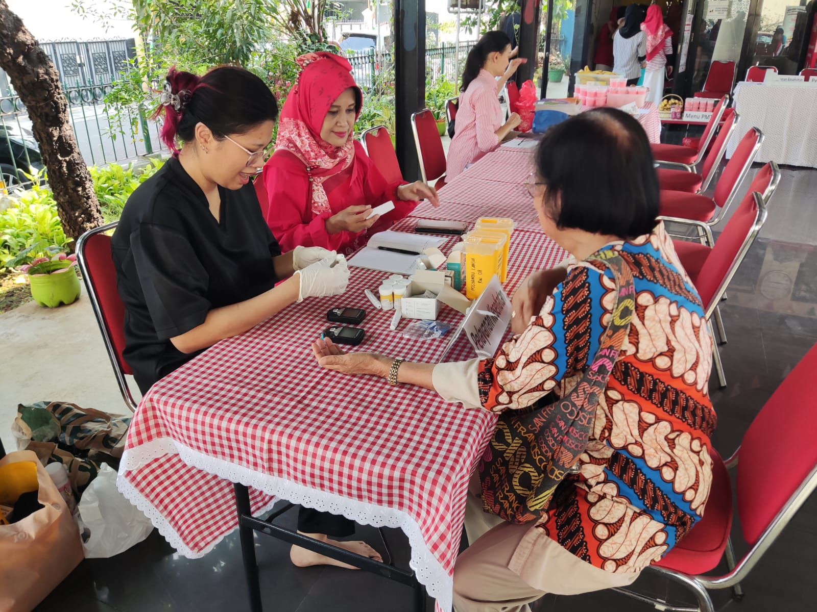 Sekrestaris Kelurahan dan Kasi Kesra Monitoring Posyandu Balita dan Lansia, serta Cek Kesehatan Gratis 3