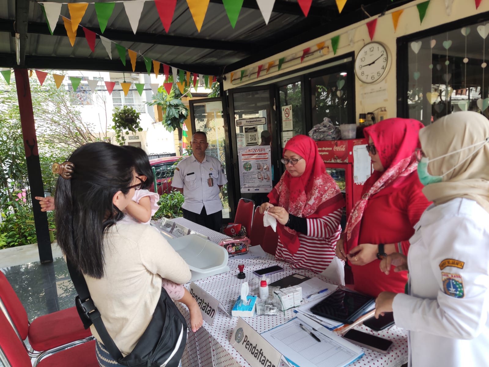 Sekrestaris Kelurahan dan Kasi Kesra Monitoring Posyandu Balita dan Lansia, serta Cek Kesehatan Gratis 6