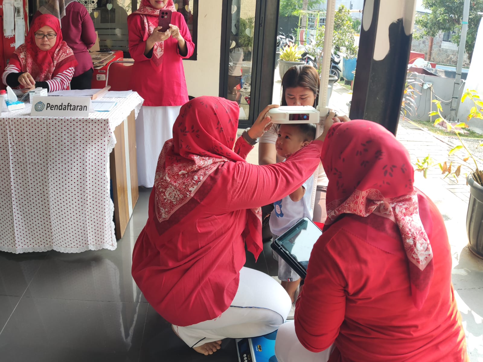 Sekrestaris Kelurahan dan Kasi Kesra Monitoring Posyandu Balita dan Lansia, serta Cek Kesehatan Gratis 4