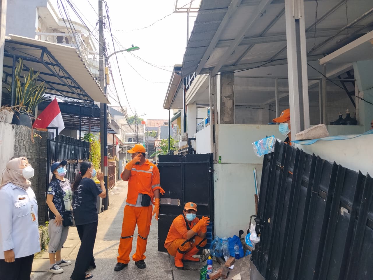 Ibu Lurah Kelurahan Kelapa Gading Timur Monitoring Kegaitan Bersih-Bersih Rumah Kosong di RT 008/RW 07 4