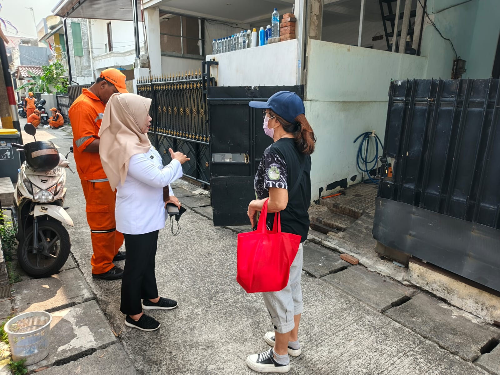 Ibu Lurah Kelurahan Kelapa Gading Timur Monitoring Kegaitan Bersih-Bersih Rumah Kosong di RT 008/RW 07 5