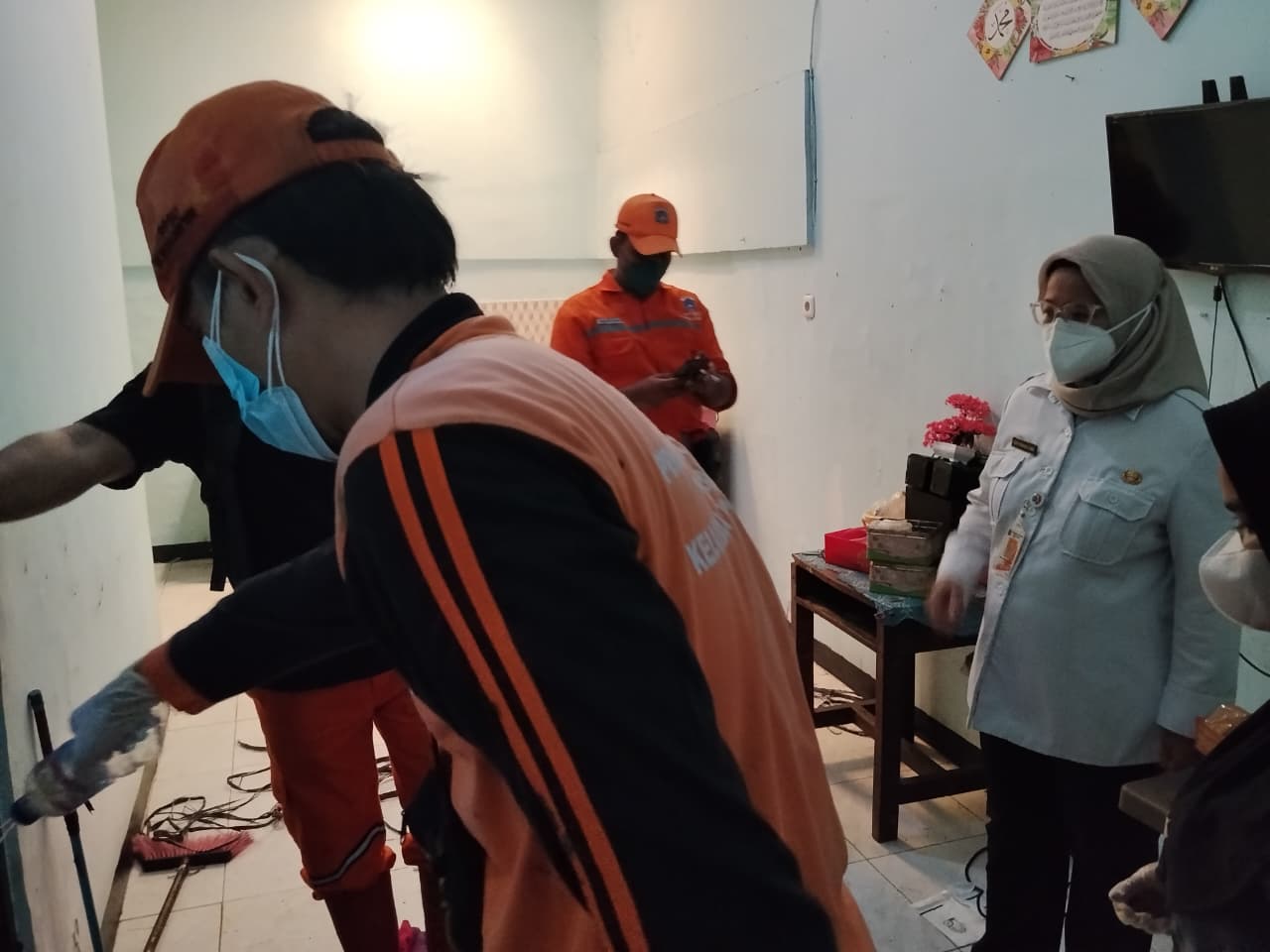Ibu Lurah Kelurahan Kelapa Gading Timur Monitoring Kegaitan Bersih-Bersih Rumah Kosong di RT 008/RW 07 1