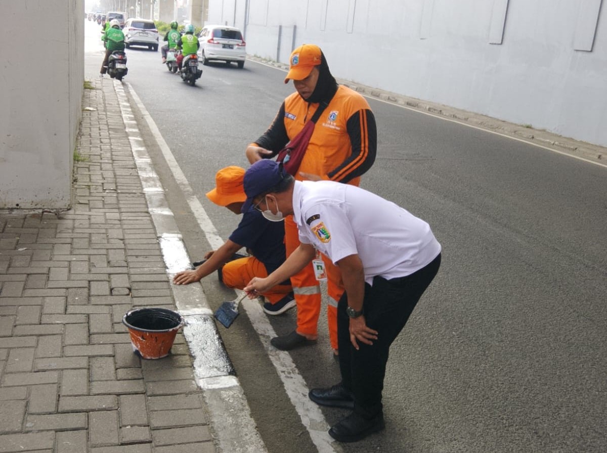Sekretaris Kelurahan Kelapa Gading Timur Monitoring Pengecatan Kanstin dan Penebangan Pohon di Jalan Boulevard Selatan 6