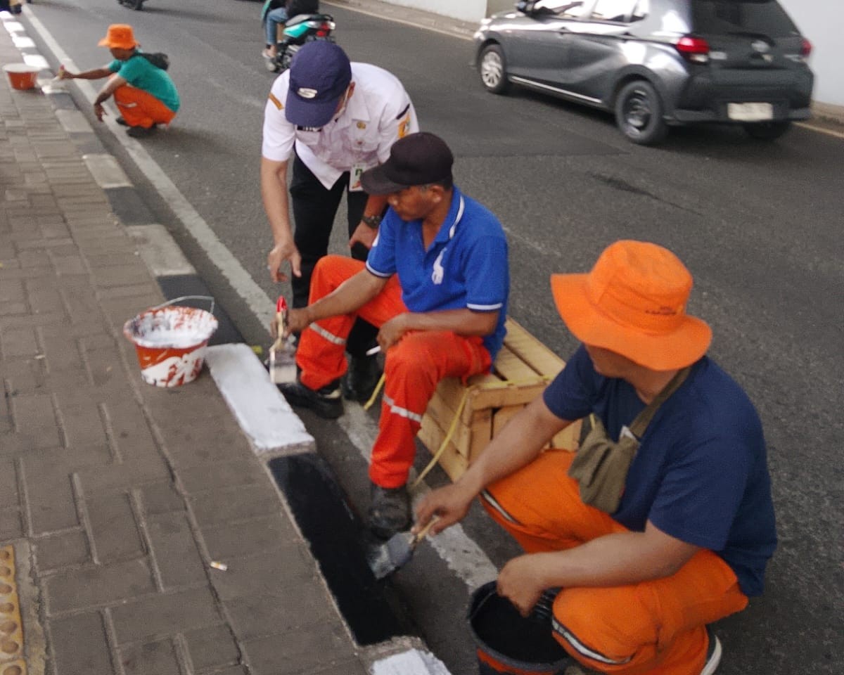 Sekretaris Kelurahan Kelapa Gading Timur Monitoring Pengecatan Kanstin dan Penebangan Pohon di Jalan Boulevard Selatan 4