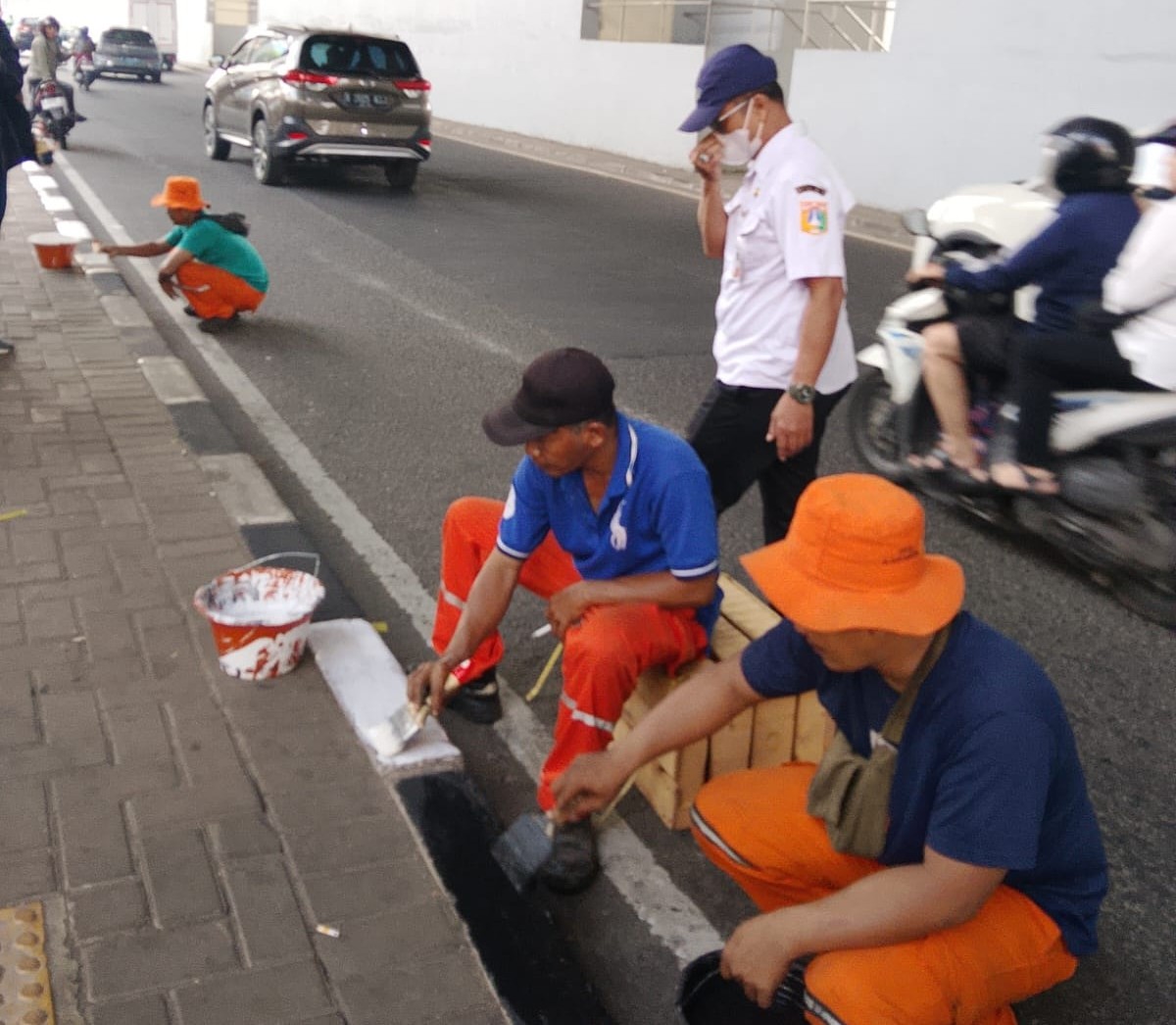 Sekretaris Kelurahan Kelapa Gading Timur Monitoring Pengecatan Kanstin dan Penebangan Pohon di Jalan Boulevard Selatan 2