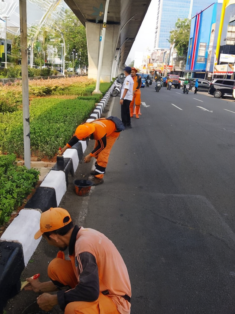 Sekretaris Kelurahan Kelapa Gading Timur Monitoring Pengecatan Kanstin dan Penebangan Pohon di Jalan Boulevard Selatan 1