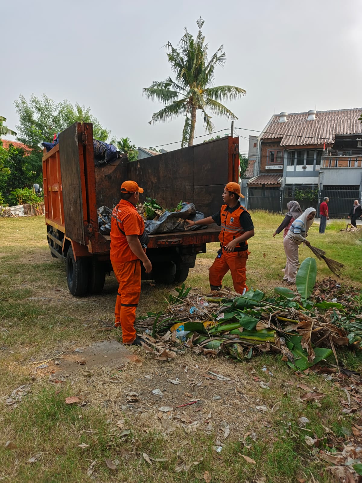Perkuat Kebersamaan Warga, Ibu Lurah Monitoring Kerja Bakti di RW 005 Kelapa Gading Timur 2