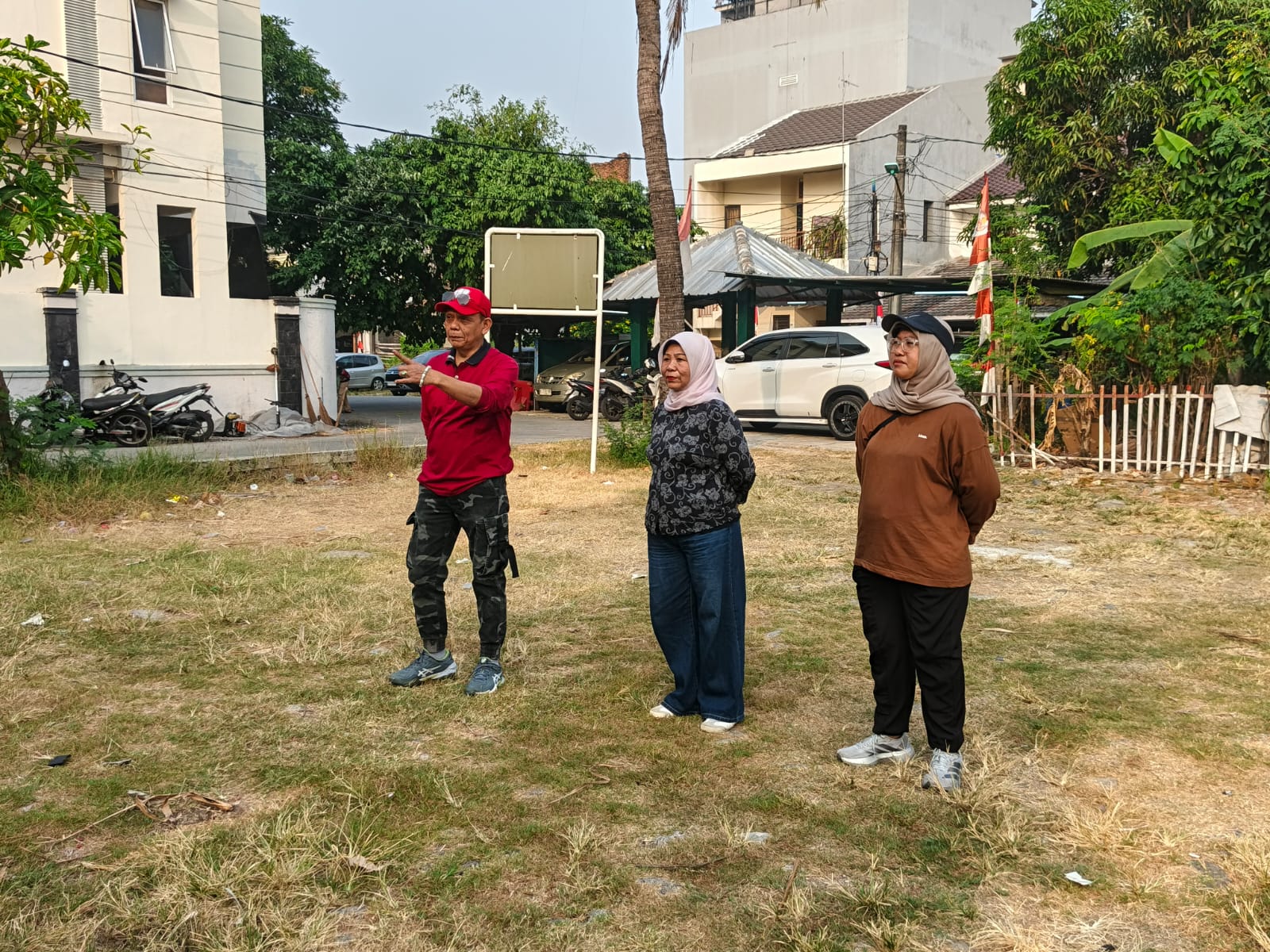 Perkuat Kebersamaan Warga, Ibu Lurah Monitoring Kerja Bakti di RW 005 Kelapa Gading Timur 5