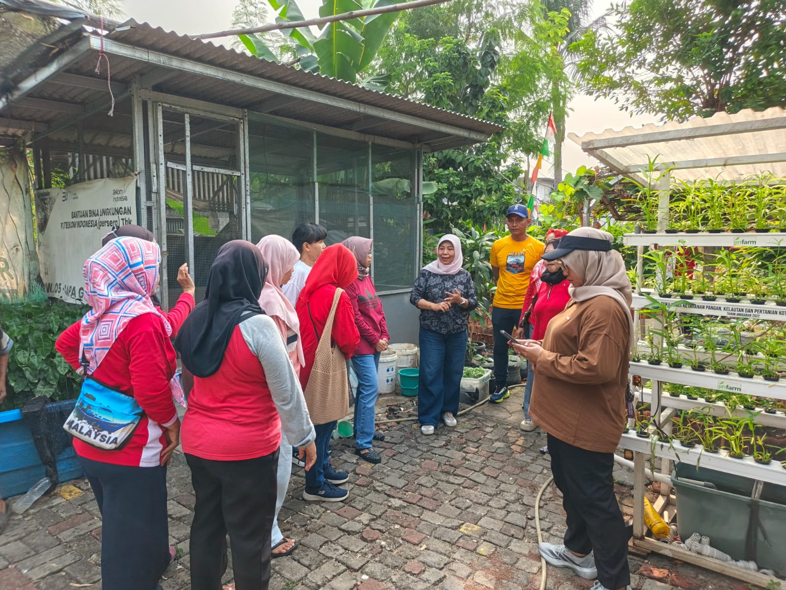 Perkuat Kebersamaan Warga, Ibu Lurah Monitoring Kerja Bakti di RW 005 Kelapa Gading Timur 6