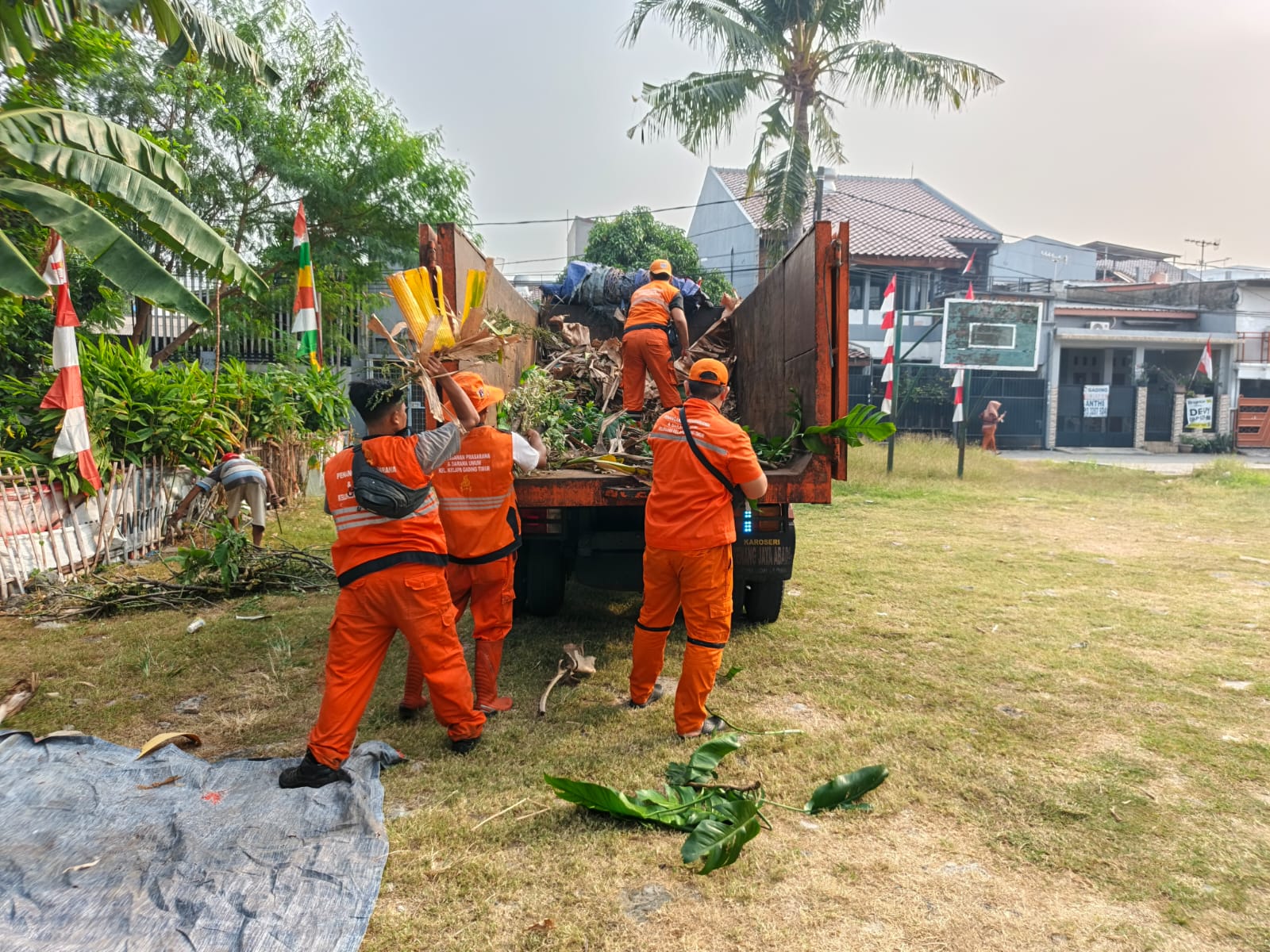 Perkuat Kebersamaan Warga, Ibu Lurah Monitoring Kerja Bakti di RW 005 Kelapa Gading Timur 1