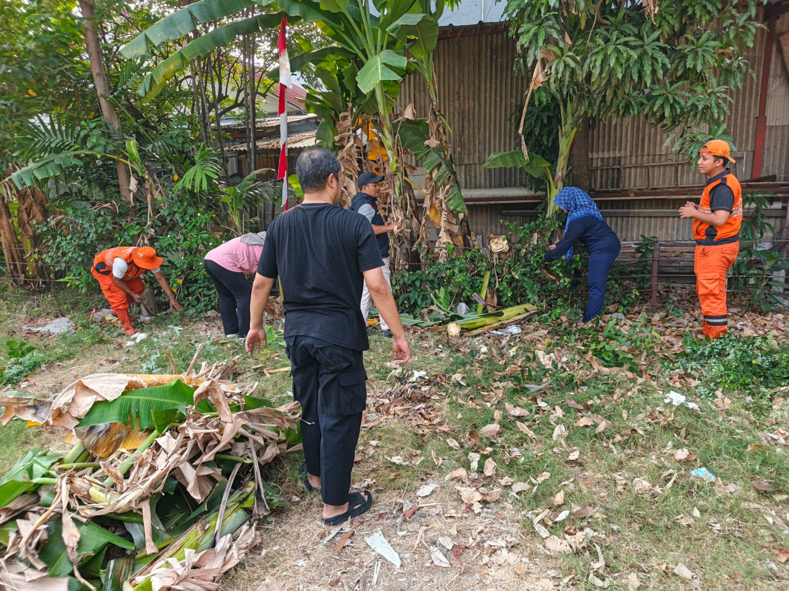 Perkuat Kebersamaan Warga, Ibu Lurah Monitoring Kerja Bakti di RW 005 Kelapa Gading Timur 3