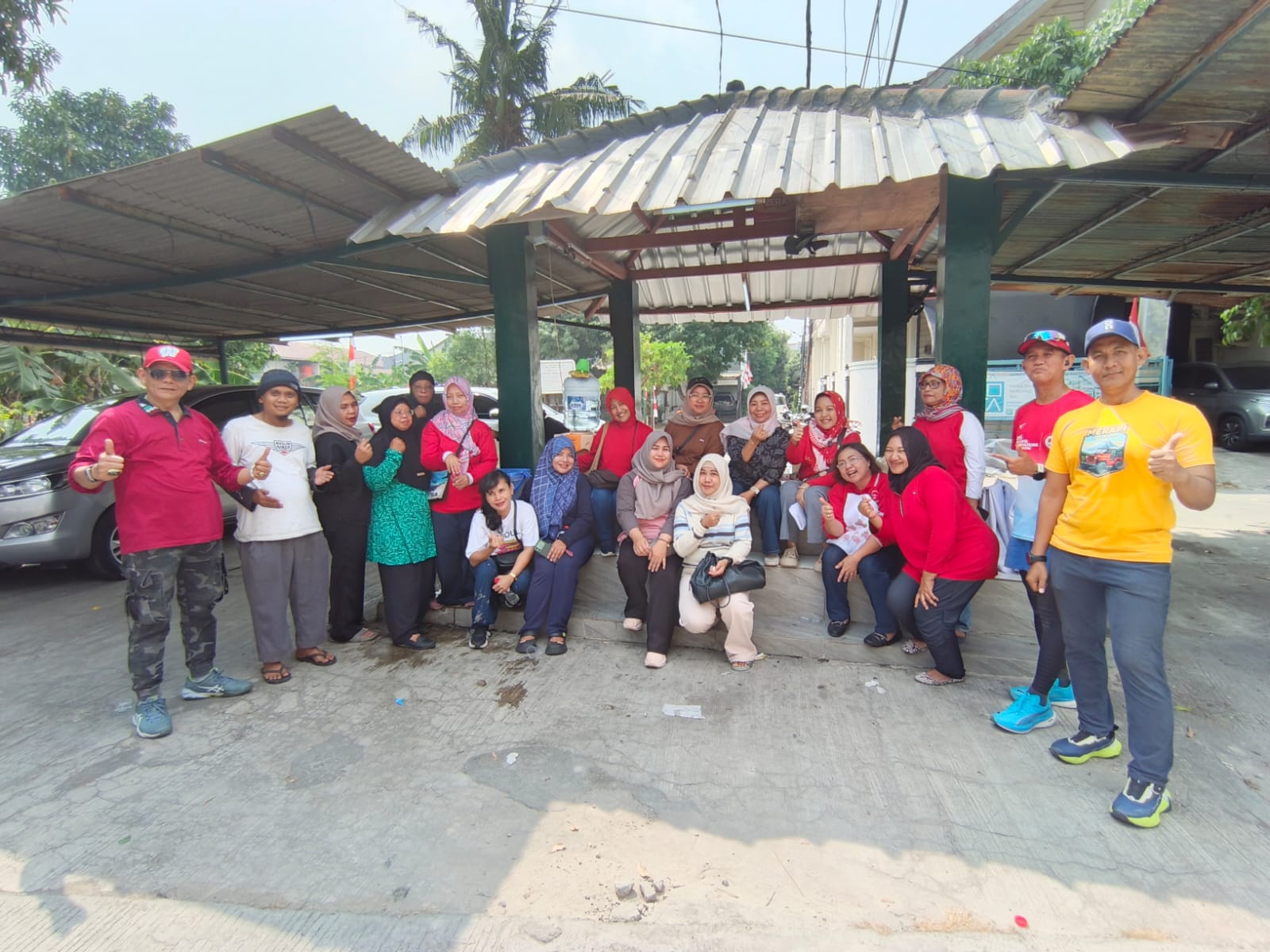 Perkuat Kebersamaan Warga, Ibu Lurah Monitoring Kerja Bakti di RW 005 Kelapa Gading Timur 4