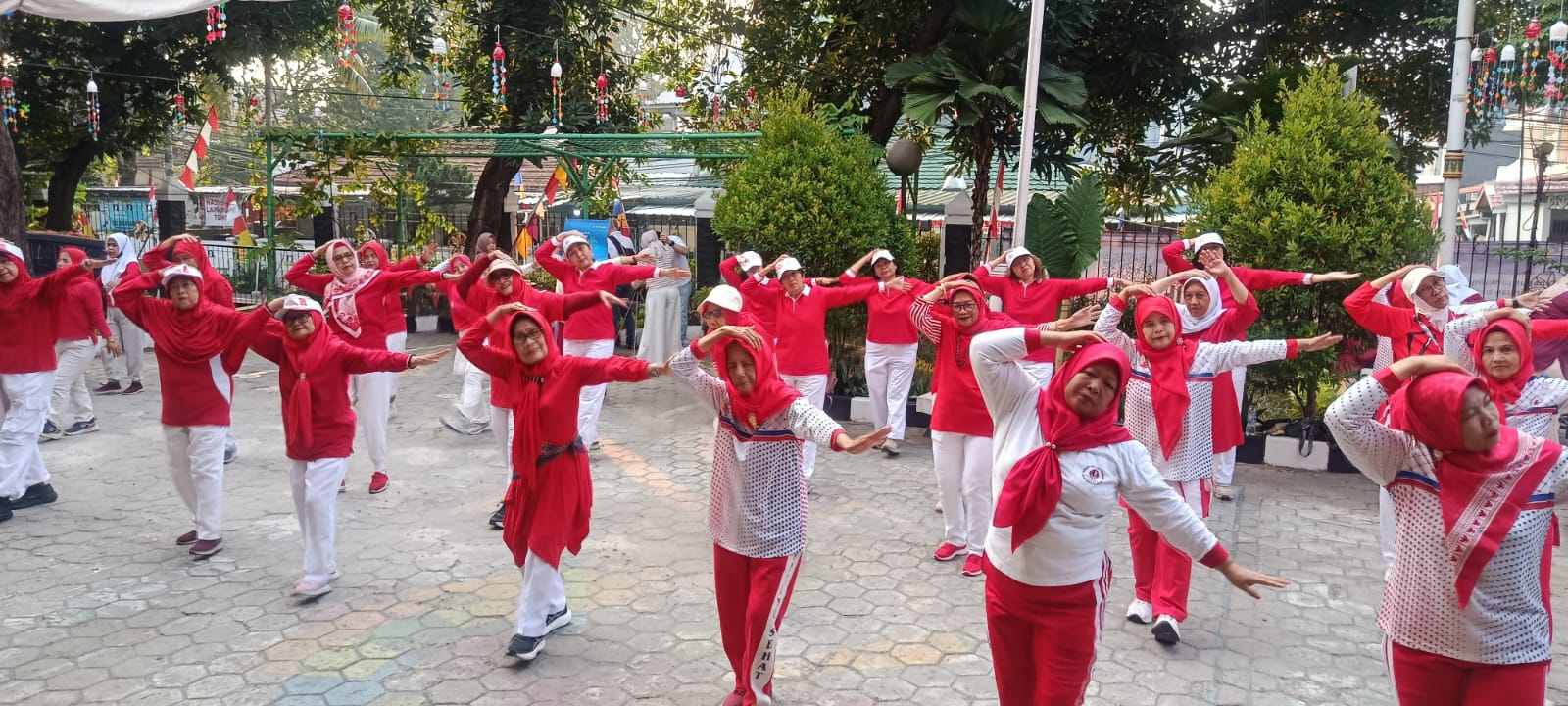 Semangat Kemerdekaan di Kelapa Gading Timur, Pertin PKK Dirangkai Senam dan Lomba Kreatif 3