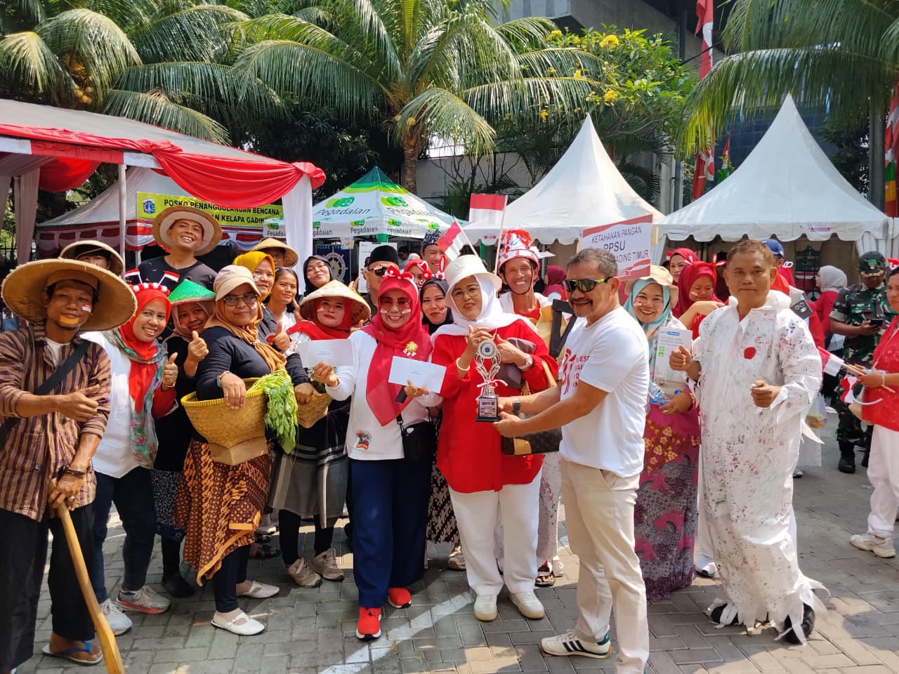 Penuh Semangat! ASN, PJLP, dan Perwakilan RW Kelurahan KGT Ramaikan Pawai Merdeka 1