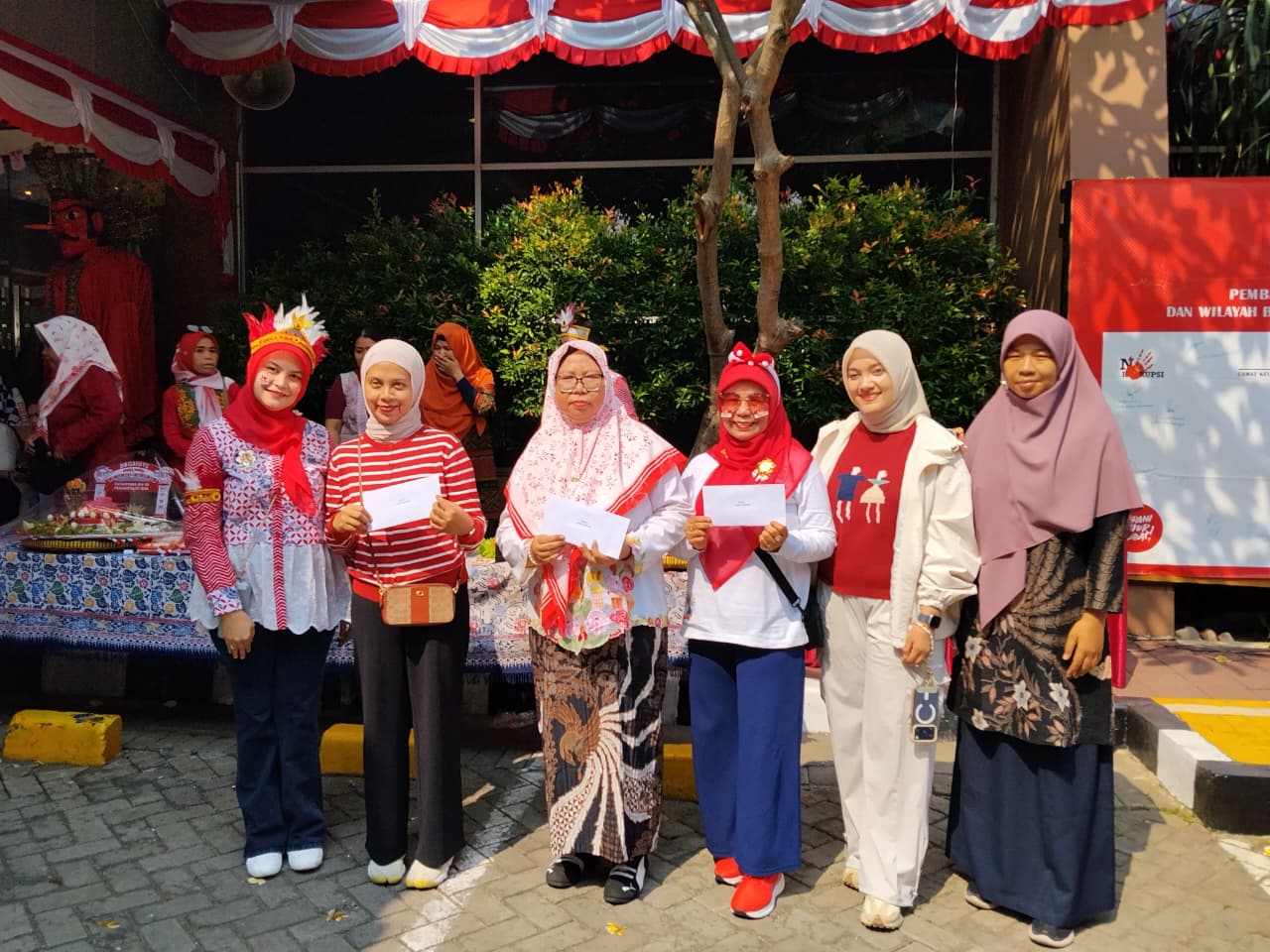 Penuh Semangat! ASN, PJLP, dan Perwakilan RW Kelurahan KGT Ramaikan Pawai Merdeka 2