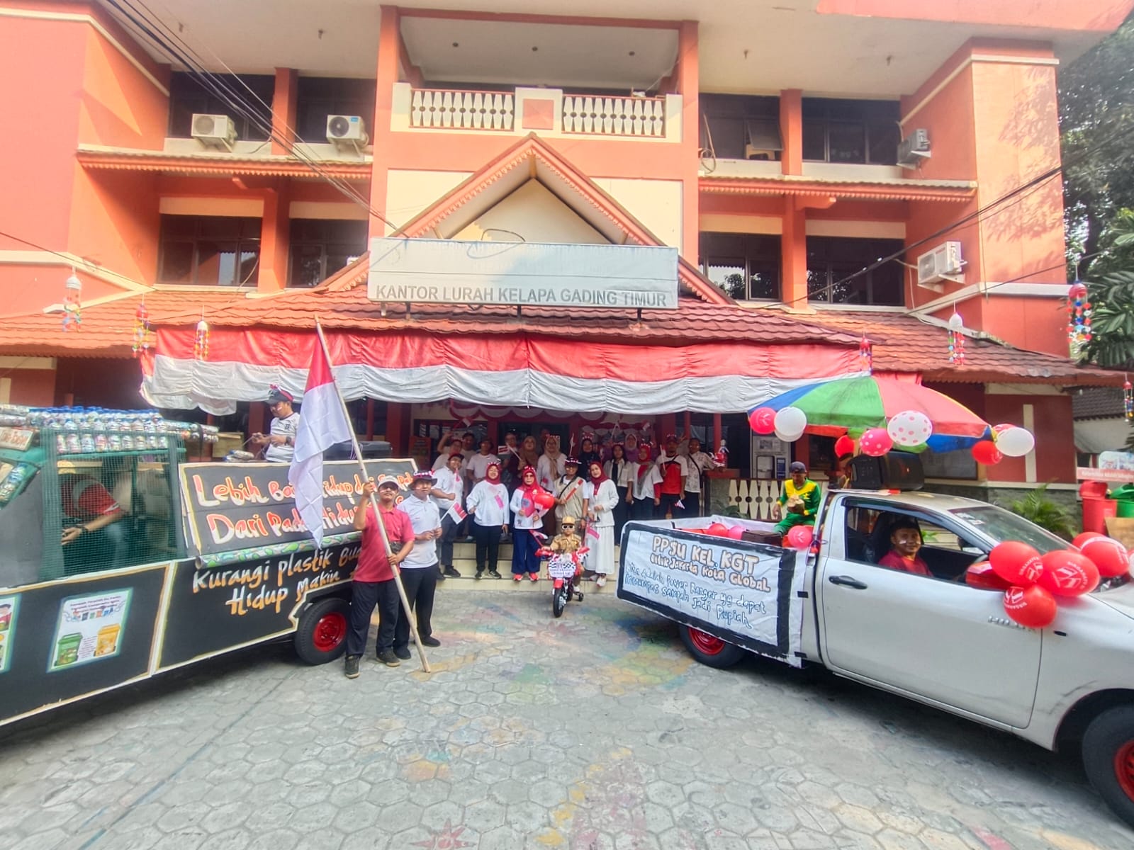 Penuh Semangat! ASN, PJLP, dan Perwakilan RW Kelurahan KGT Ramaikan Pawai Merdeka 4