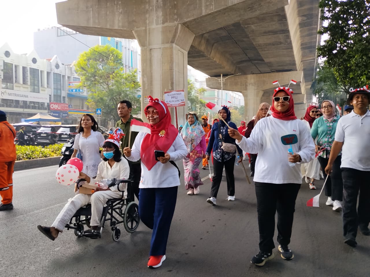 Penuh Semangat! ASN, PJLP, dan Perwakilan RW Kelurahan KGT Ramaikan Pawai Merdeka 6