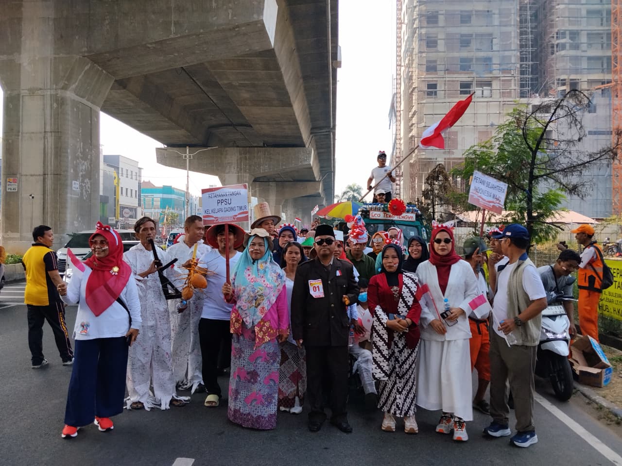 Penuh Semangat! ASN, PJLP, dan Perwakilan RW Kelurahan KGT Ramaikan Pawai Merdeka 5