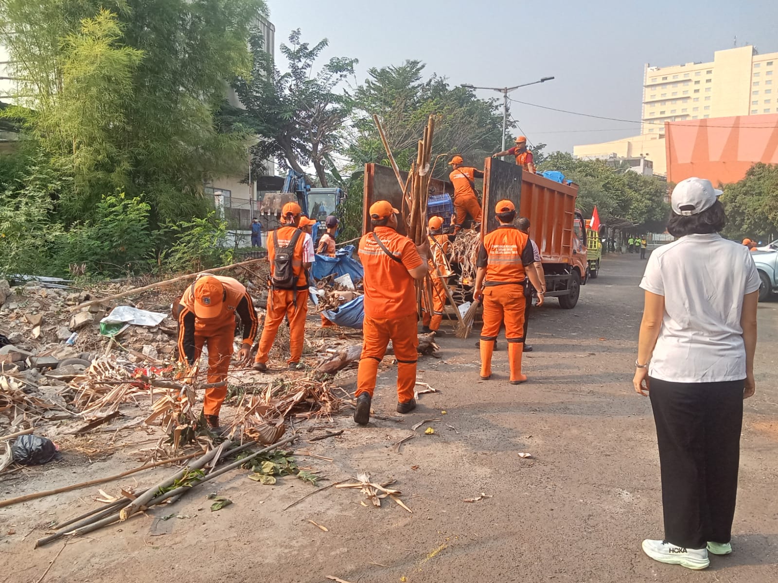 Semangat Kolaborasi Jaga Rumah Ibadah, Kerja Bakti Digelar di Masjid Al-Musyawara 4