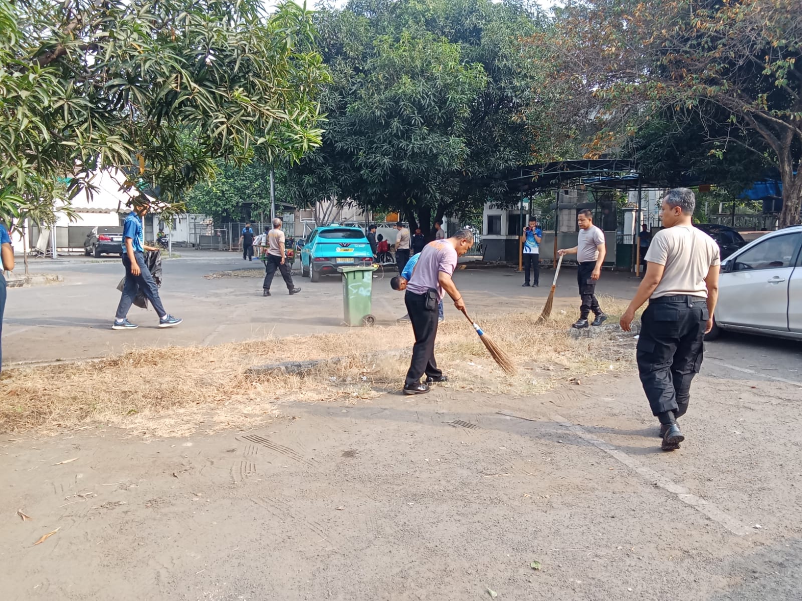 Semangat Kolaborasi Jaga Rumah Ibadah, Kerja Bakti Digelar di Masjid Al-Musyawara 2