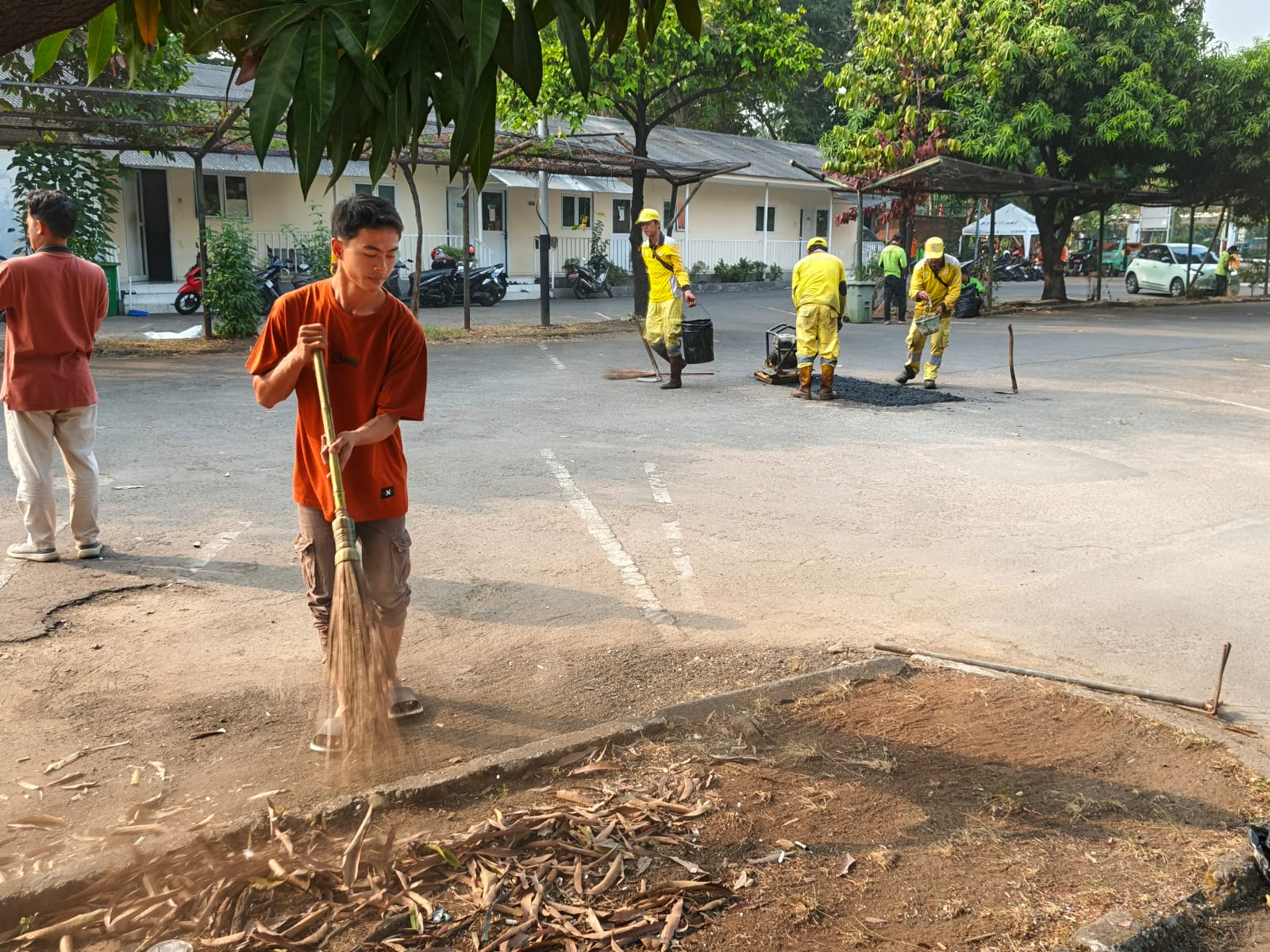 Semangat Kolaborasi Jaga Rumah Ibadah, Kerja Bakti Digelar di Masjid Al-Musyawara 3