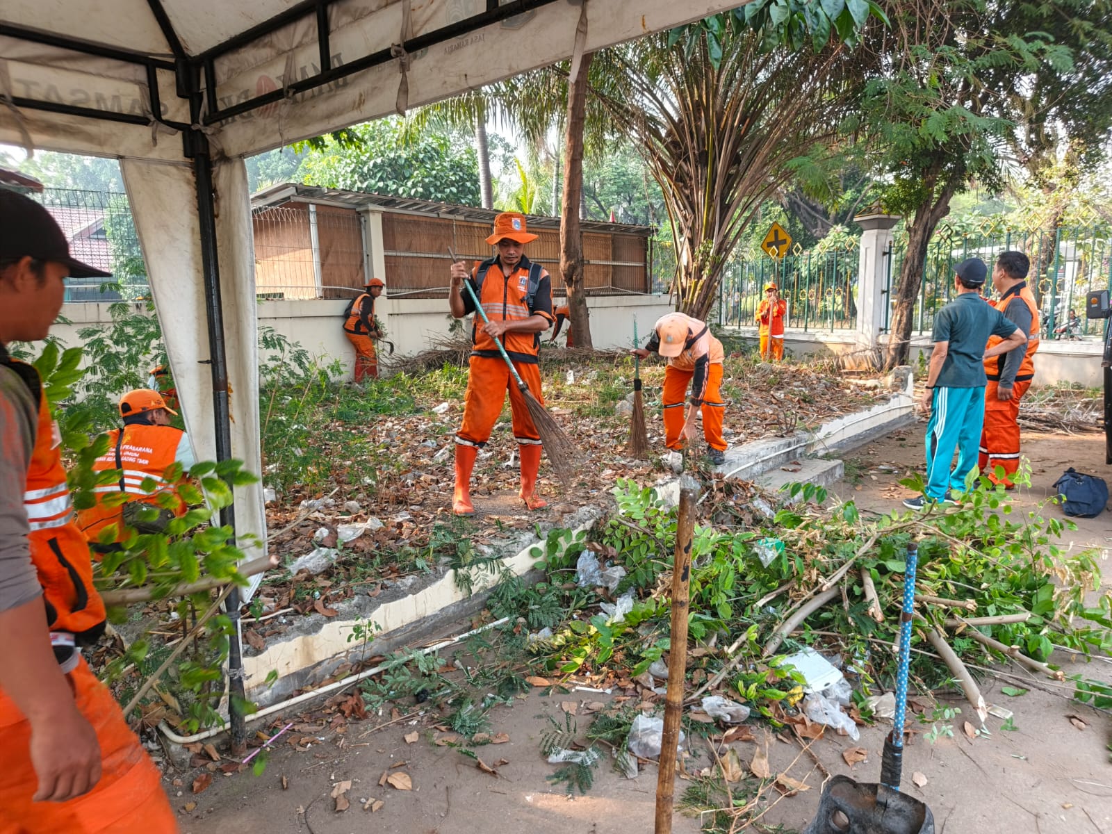 Semangat Kolaborasi Jaga Rumah Ibadah, Kerja Bakti Digelar di Masjid Al-Musyawara 1