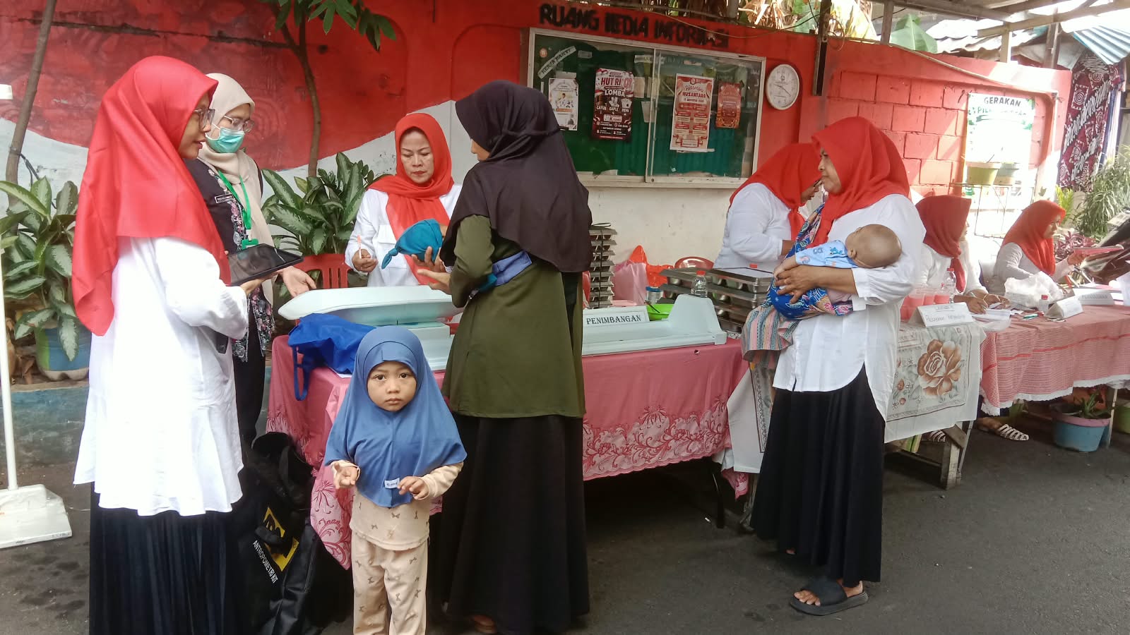 Monitoring Posyandu Balita dan Lansia serta Kunjungan Balita dengan Masalah Gizi di RW 04 4