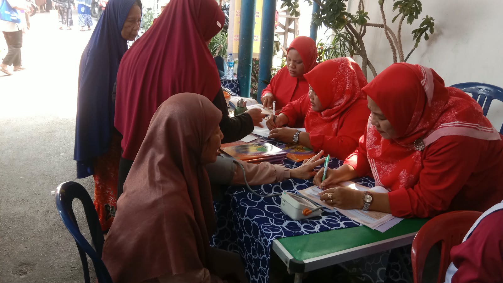 Monitoring Posyandu Balita dan Lansia serta Kunjungan Balita dengan Masalah Gizi di RW 04 3