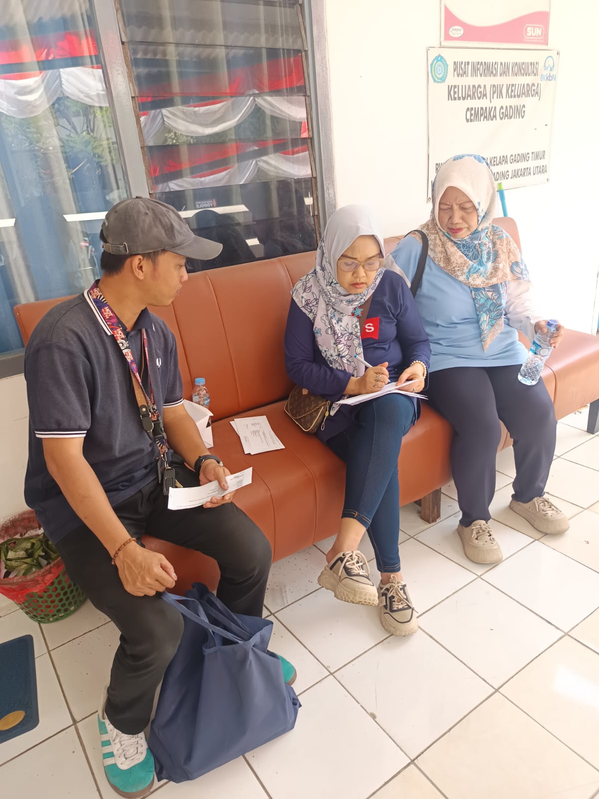 Monitoring Pembagian Bendera Merah Putih dan Penyampaian Surat Himbauan PKB di RW 04, RW 05, dan RW 017 3