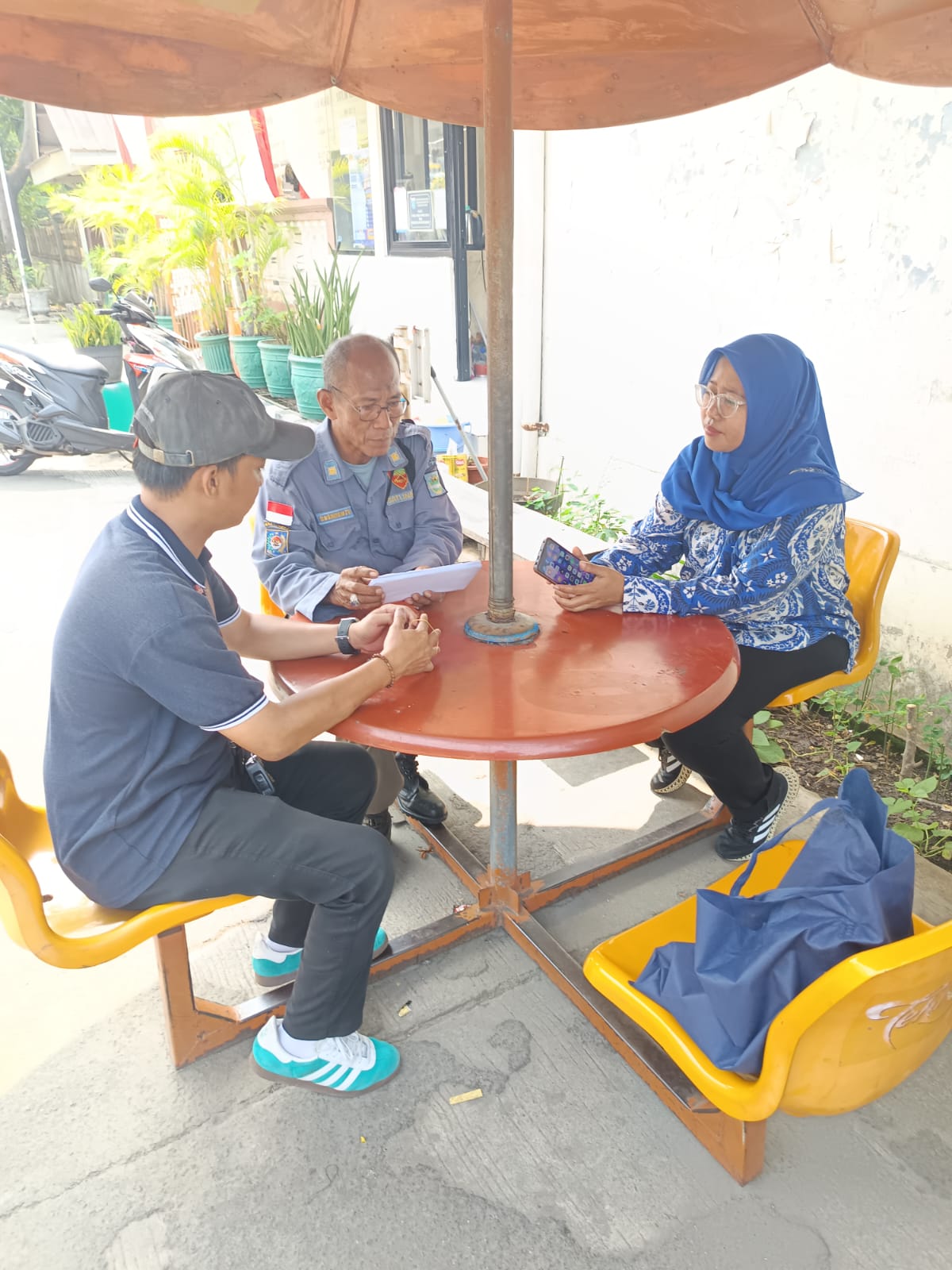 Monitoring Pembagian Bendera Merah Putih dan Penyampaian Surat Himbauan PKB di RW 04, RW 05, dan RW 017 5