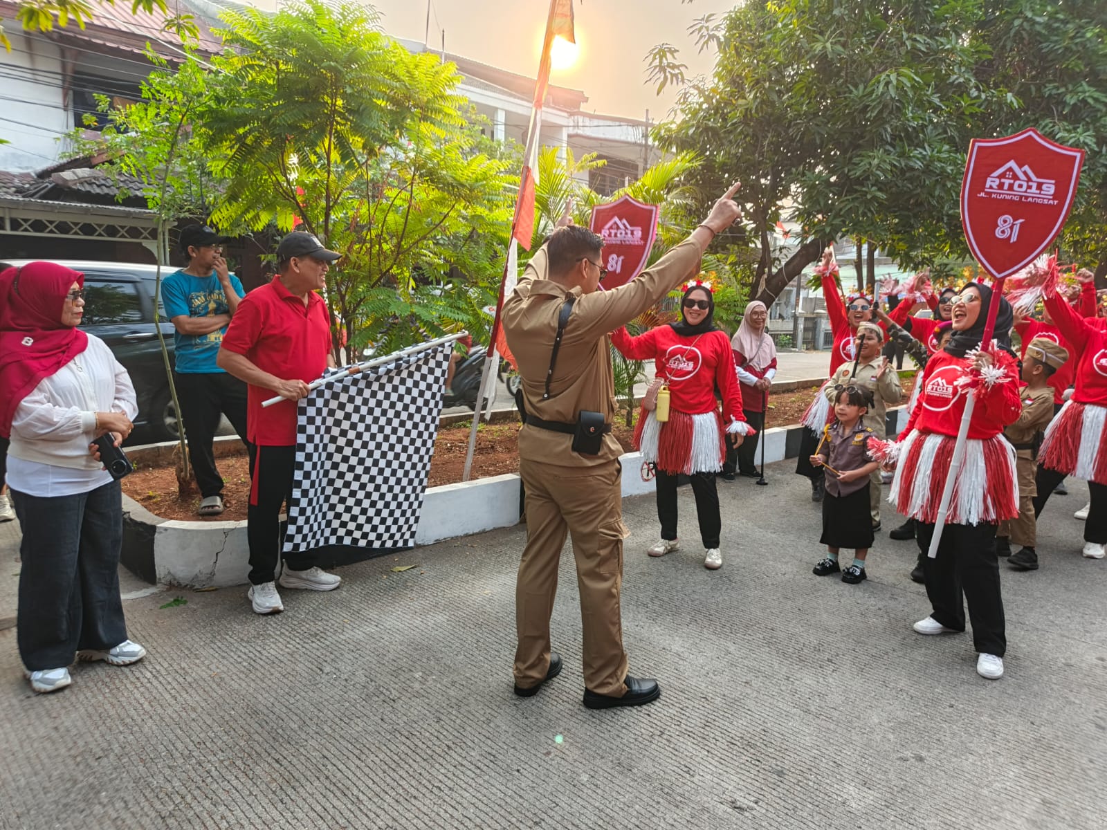 Lurah Kelapa Gading Timur Hadiri Semarak Jalan Sehat RW 010 dalam rangka HUT RI Ke-81 6