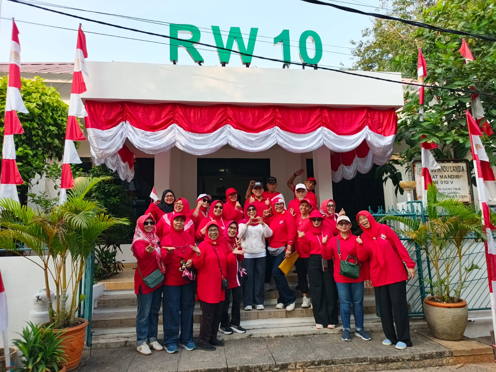 Lurah Kelapa Gading Timur Hadiri Semarak Jalan Sehat RW 010 dalam rangka HUT RI Ke-81 5